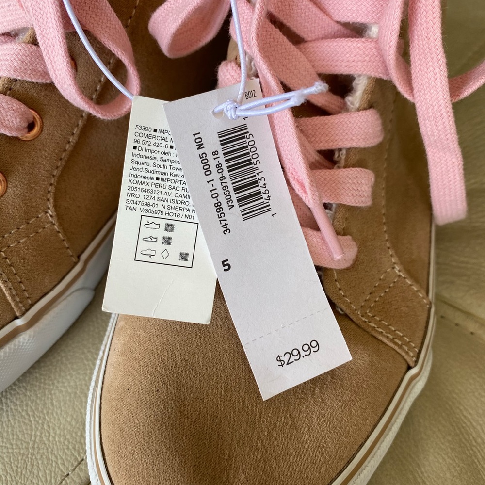 Big Girls OLD NAVY high tops. Size:5 NEW
